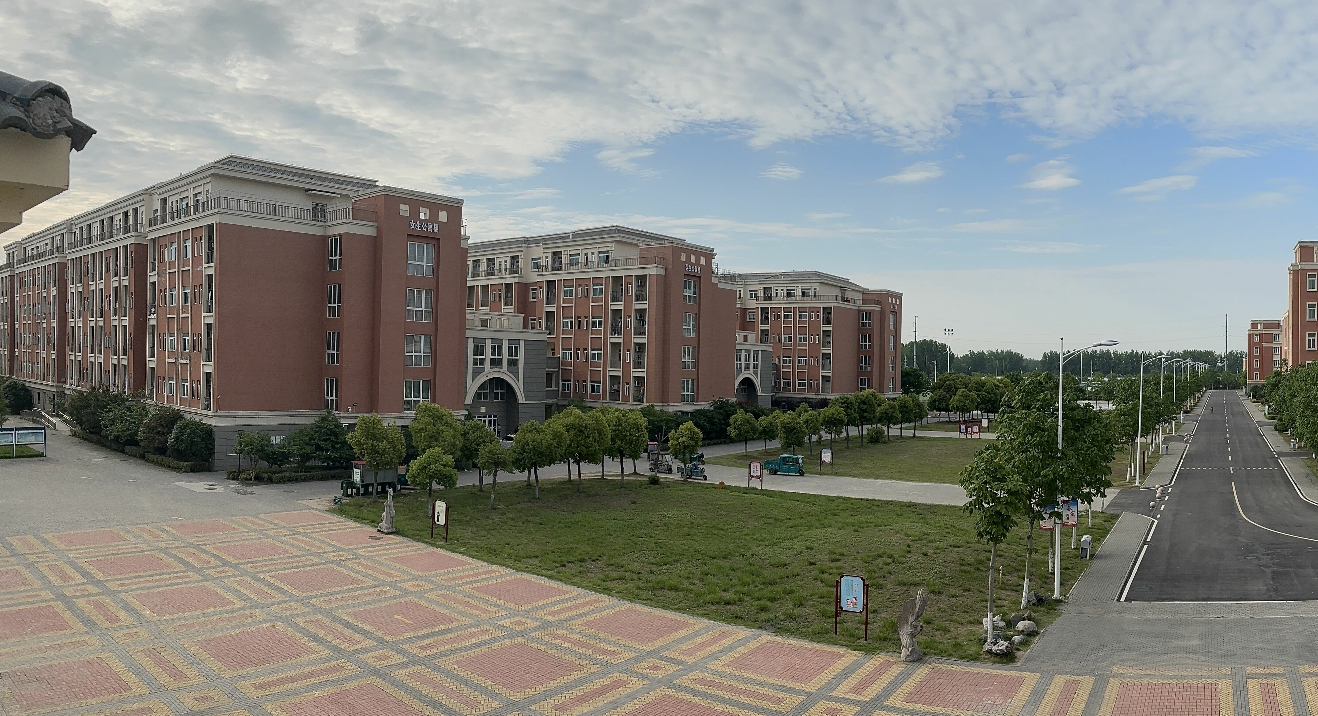 学生宿舍楼外景(图1)