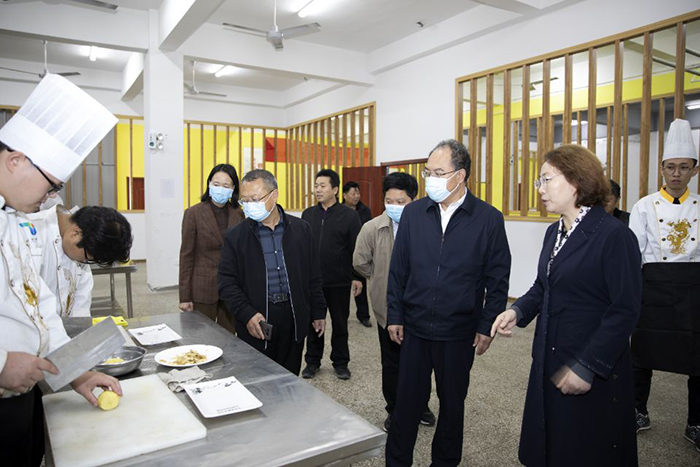 省委教育工委副书记、省教育厅厅长赵振华到宿州工业学校调研指导工作(图6)