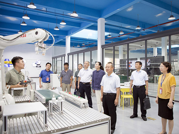 抢抓“一体化”发展机遇 探求“高质量”发展目标 --市委教育工委书记、市教体局局长甘大庆调研宿州工业学校(图3)