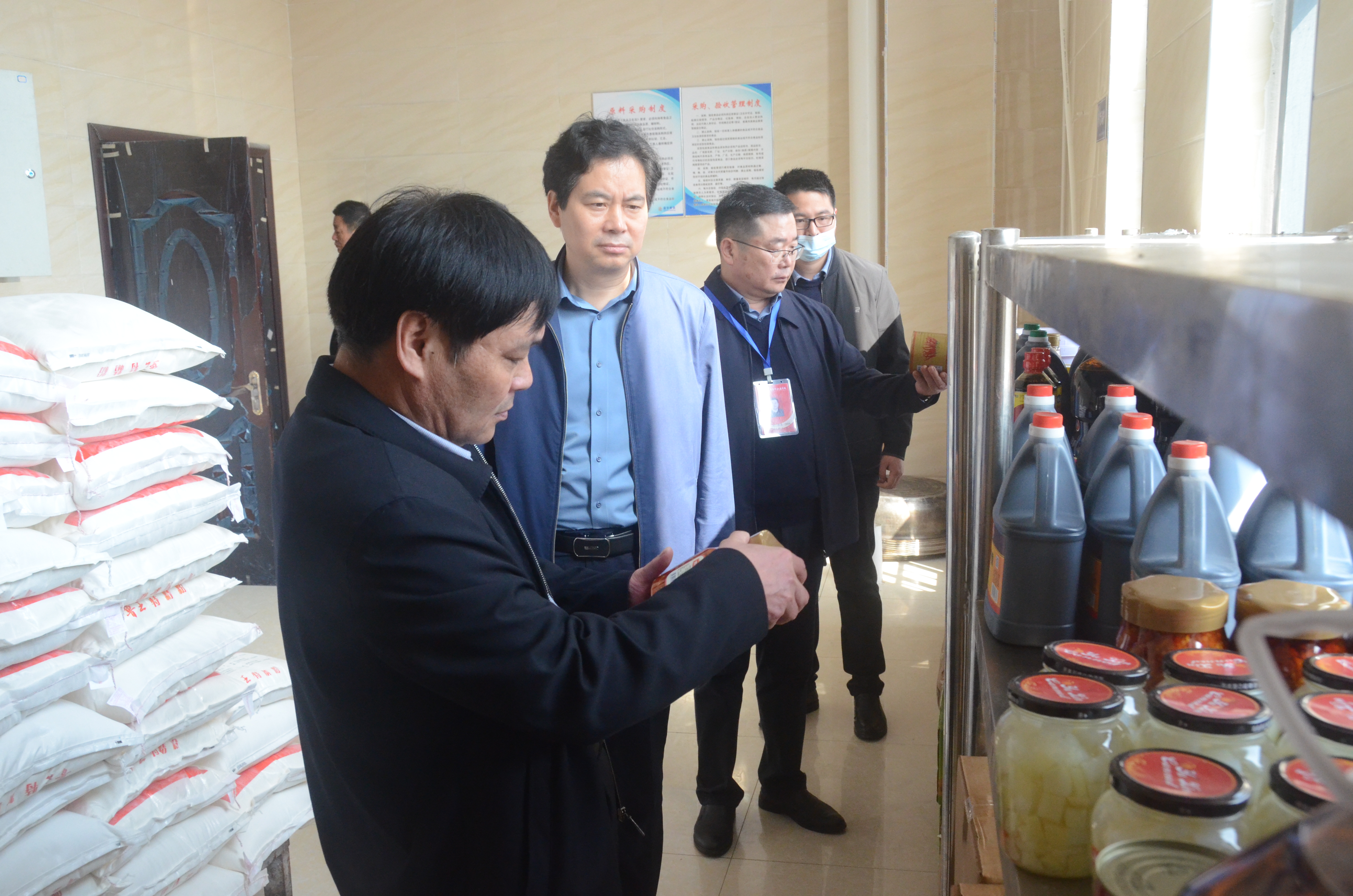 杨泽胜副市长到宿州工业学校开展食品安全督查工作(图2)