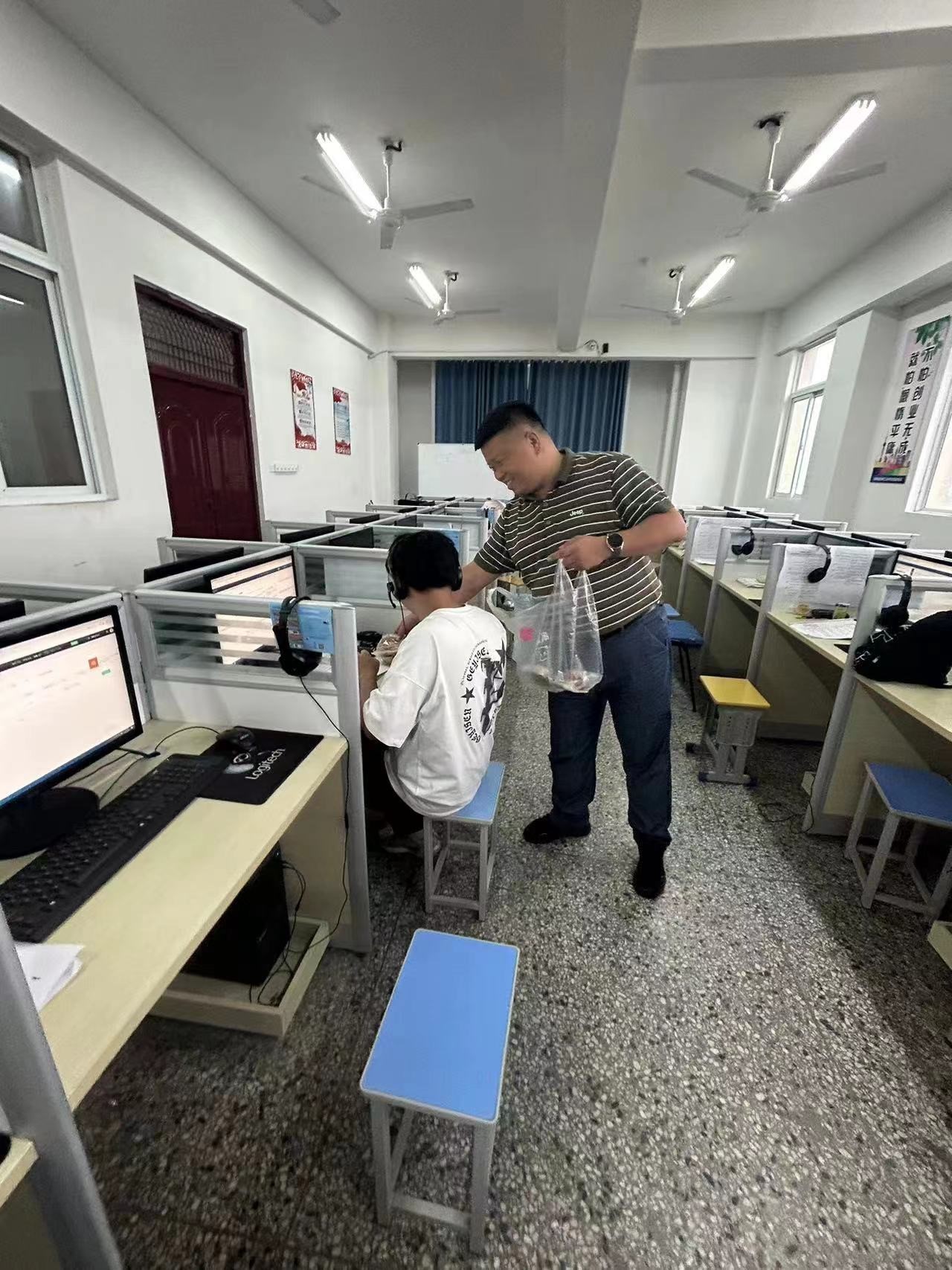 情暖中秋 爱满校园-----安徽省宿州工业学校教师看望中秋节期间留校学生(图2)