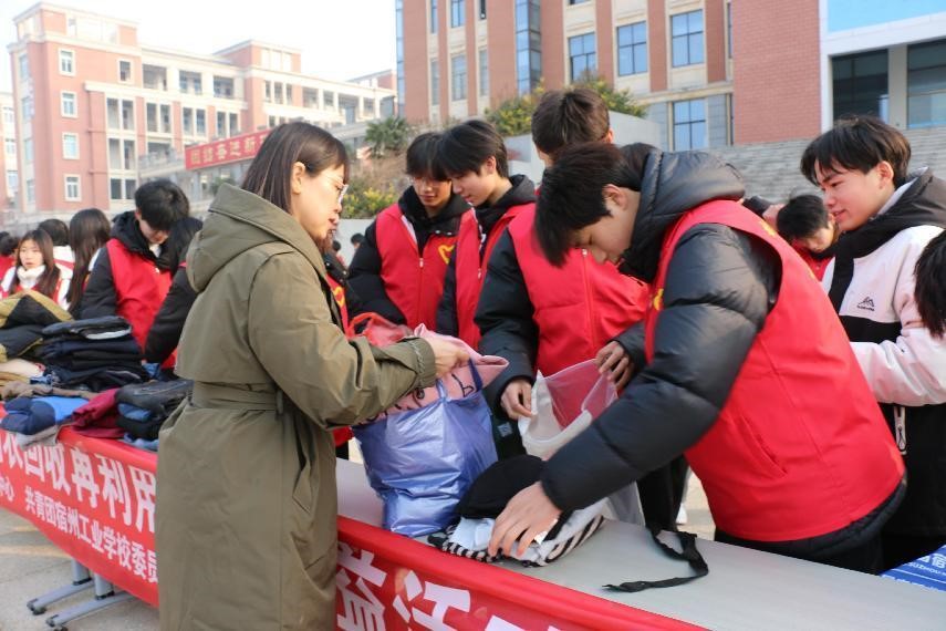 “衣旧情深”青春助力乡村振兴 宿州工业学校举办旧衣回收环保公益活动(图2)