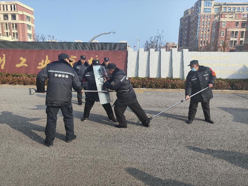 提升校园安防水平  筑牢校园安全防线  ——宿州工业学校开展新学期安保人员集中培训活动(图2)