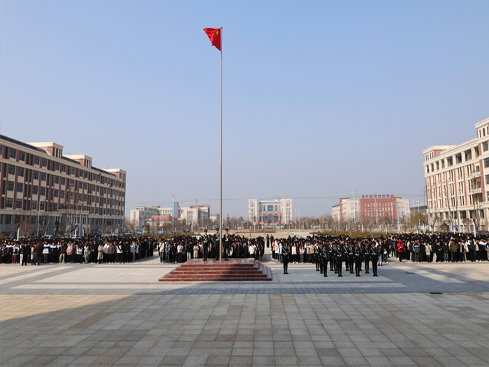 风劲好扬帆,奋进正当时 ——宿州工业学校举行新学期第一次升旗仪式(图1)