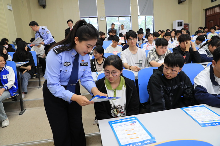 “护航青春、同心反诈” ——巡回法庭走进宿州工业学校(图5)