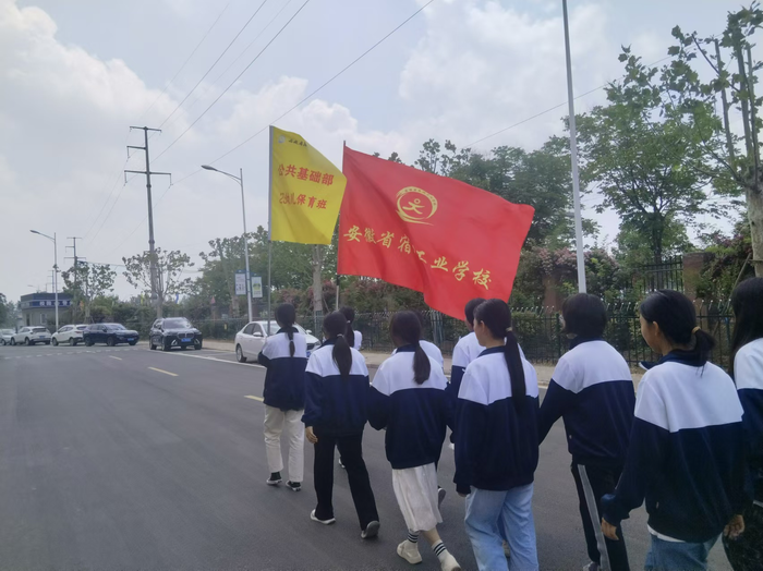 宿州工业学校学生开展“职教进村”(社区)活动(图1)