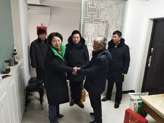 宿州工业学校领导班子给老干部与困难教职工带去新春问候(图1)