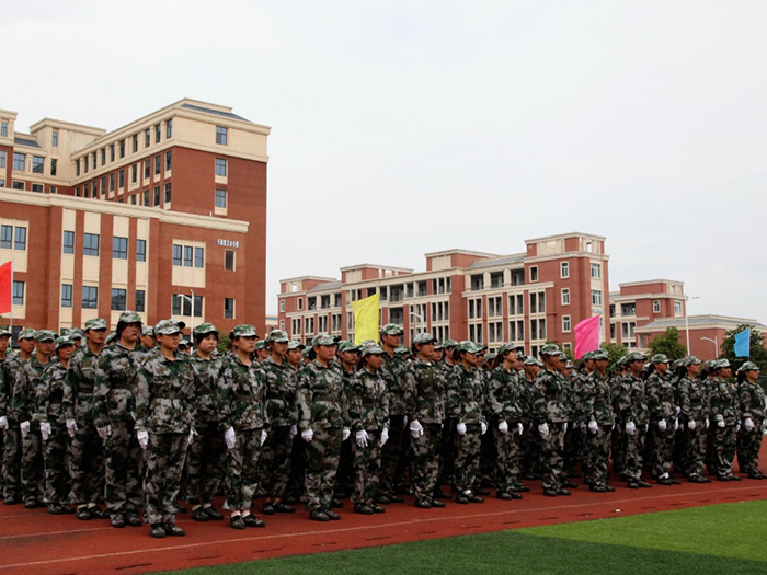 宿州工业学校新生军训汇演暨总结表彰大会圆满成功(图4)