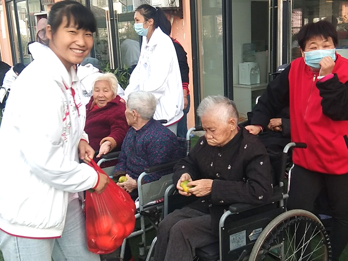 重阳献真情 敬老我先行(图2)