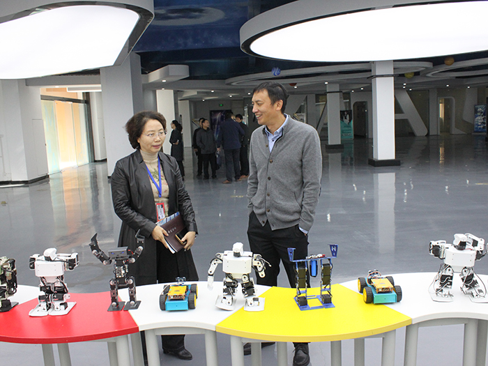 伟东云教育集团总经理周卫明等一行到宿州工业学校考察交流(图4)