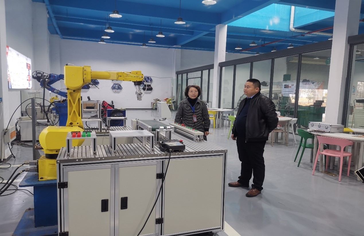 江苏瀚海教育控股集团董事长许尔利一行来宿州工业学校洽谈深化合作事宜(图1)