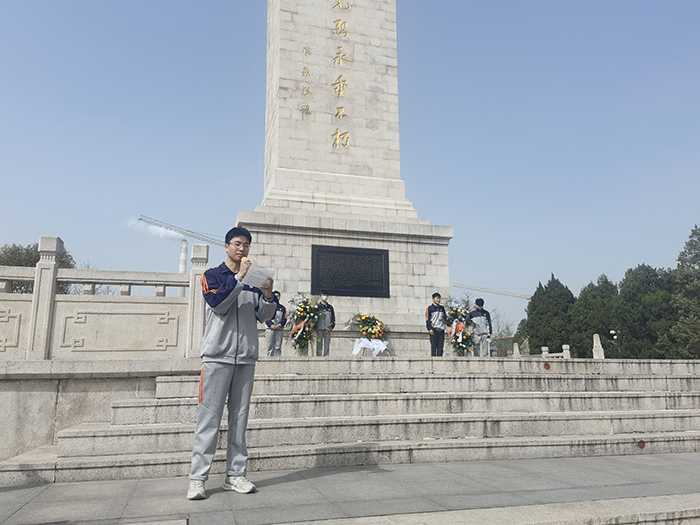 不忘历史 牢记使命 ——宿州工业学校2021年清明节祭扫革命烈士墓活动(图2)