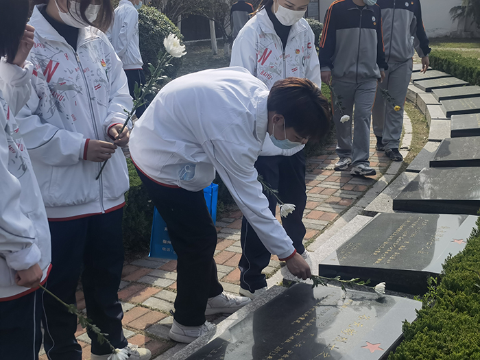 不忘历史 牢记使命 ——宿州工业学校2021年清明节祭扫革命烈士墓活动(图4)