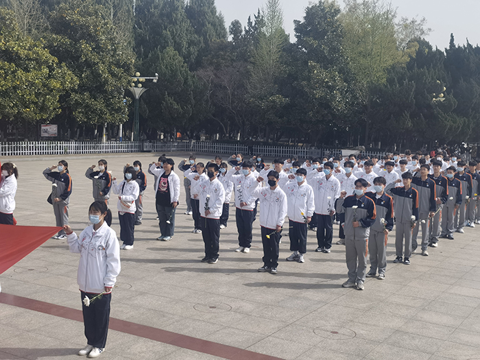 不忘历史 牢记使命 ——宿州工业学校2021年清明节祭扫革命烈士墓活动(图3)