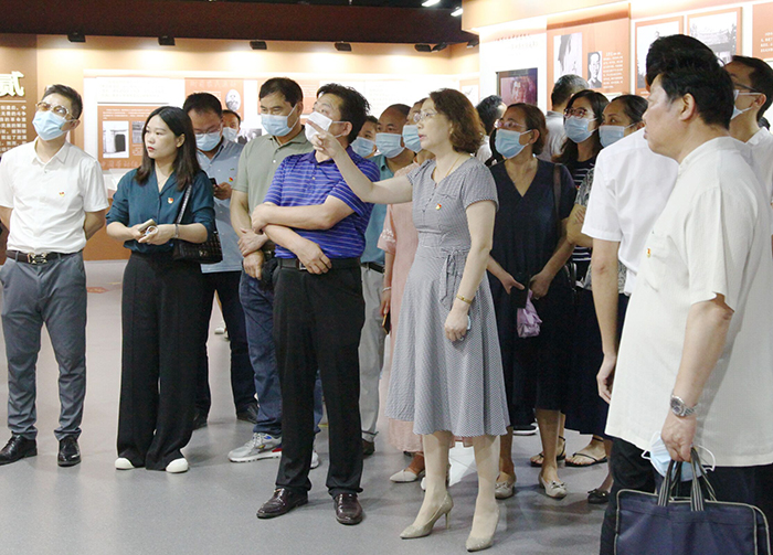 宿州工业学校组织党员干部参观长三角红色档案珍品展(图2)