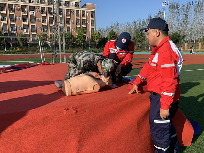 学习救护知识，提升应急技能——宿州工业学校开展新生军训应急救护培训课(图3)