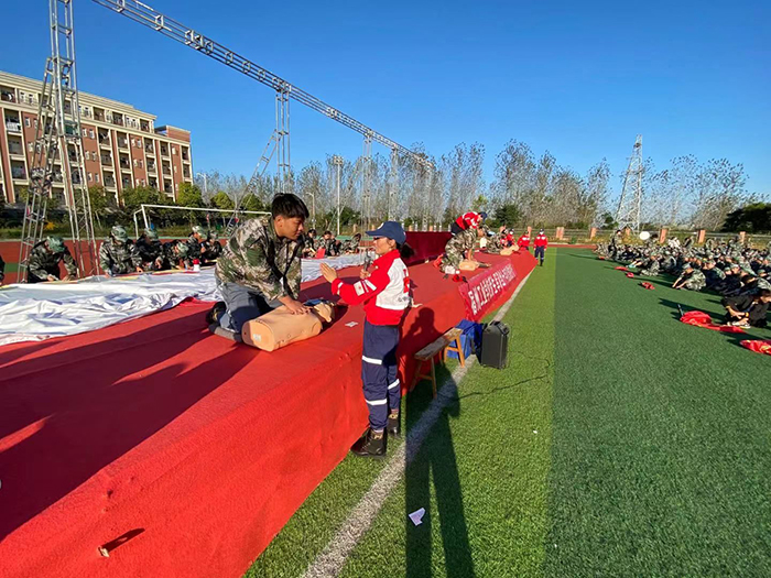 学习救护知识，提升应急技能——宿州工业学校开展新生军训应急救护培训课(图1)