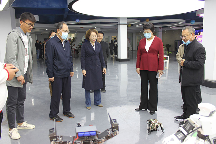 省委教育工委副书记、省教育厅厅长赵振华到宿州工业学校调研指导工作(图3)