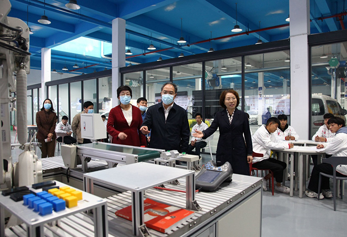 省委教育工委副书记、省教育厅厅长赵振华到宿州工业学校调研指导工作(图2)