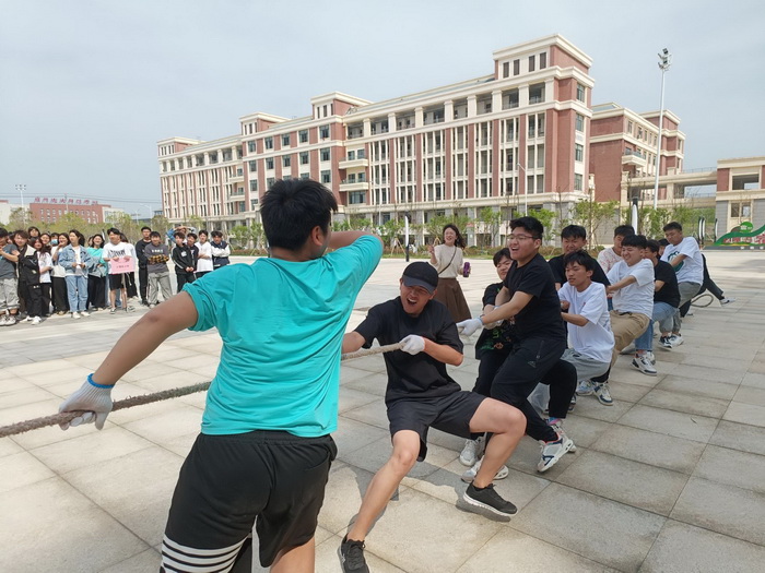 青春飞扬，逐鹿梦想 ——安徽省宿州工业学校举办“快乐周末”系列活动之拔河比赛(图1)