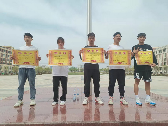 青春飞扬，逐鹿梦想 ——安徽省宿州工业学校举办“快乐周末”系列活动之拔河比赛(图3)