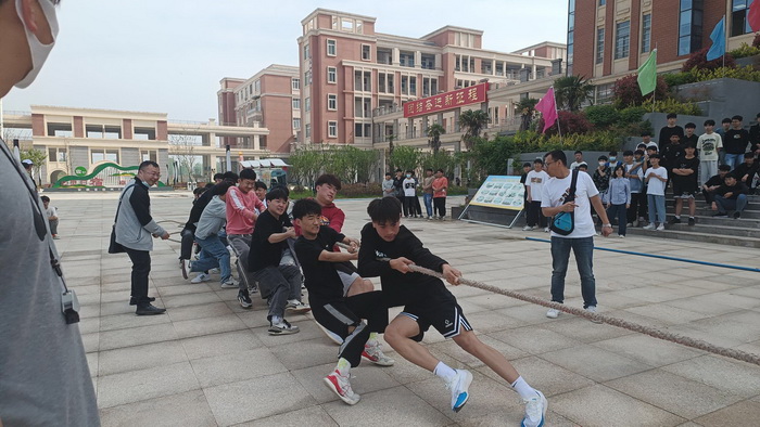 青春飞扬，逐鹿梦想 ——安徽省宿州工业学校举办“快乐周末”系列活动之拔河比赛(图2)