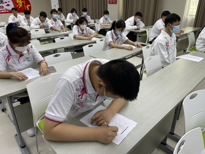 宿州工业学校召开军事化管理测评会(图2)