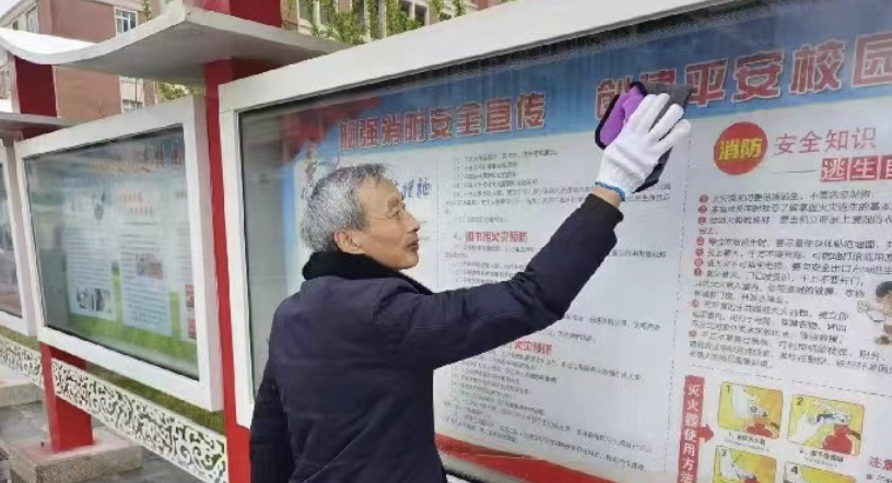 清洁校园 美化环境—第一党支部开展主题党日活动(图3)