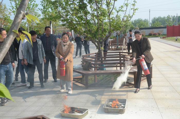 牢记消防安全  共筑平安校园——安徽省宿州工业学校举行消防应急安全演练(图4)