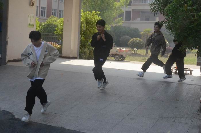 牢记消防安全  共筑平安校园——安徽省宿州工业学校举行消防应急安全演练(图2)