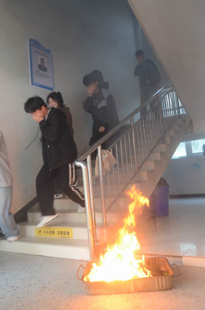 牢记消防安全  共筑平安校园——安徽省宿州工业学校举行消防应急安全演练(图1)