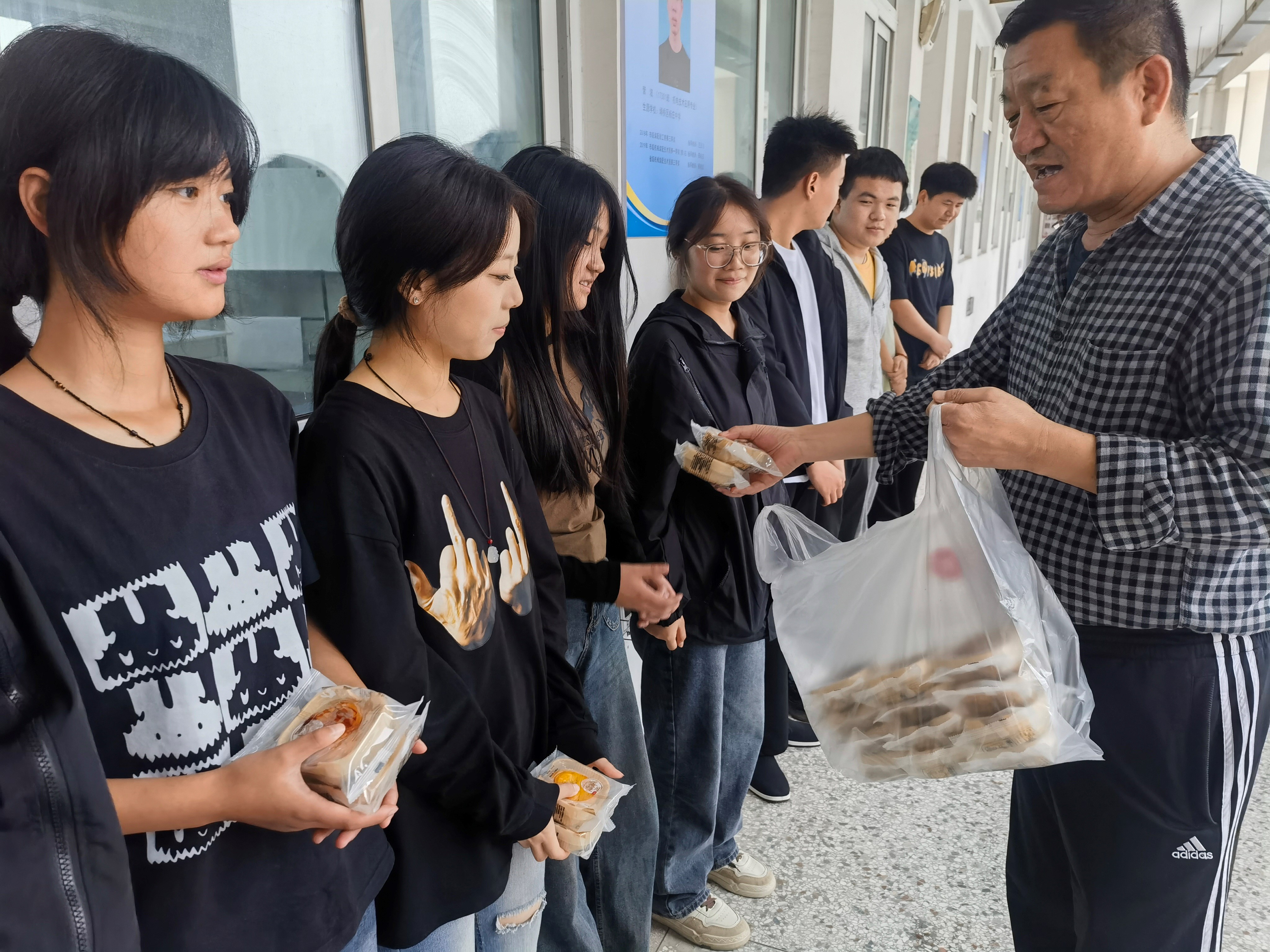 情暖中秋 爱满校园-----安徽省宿州工业学校教师看望中秋节期间留校学生(图1)