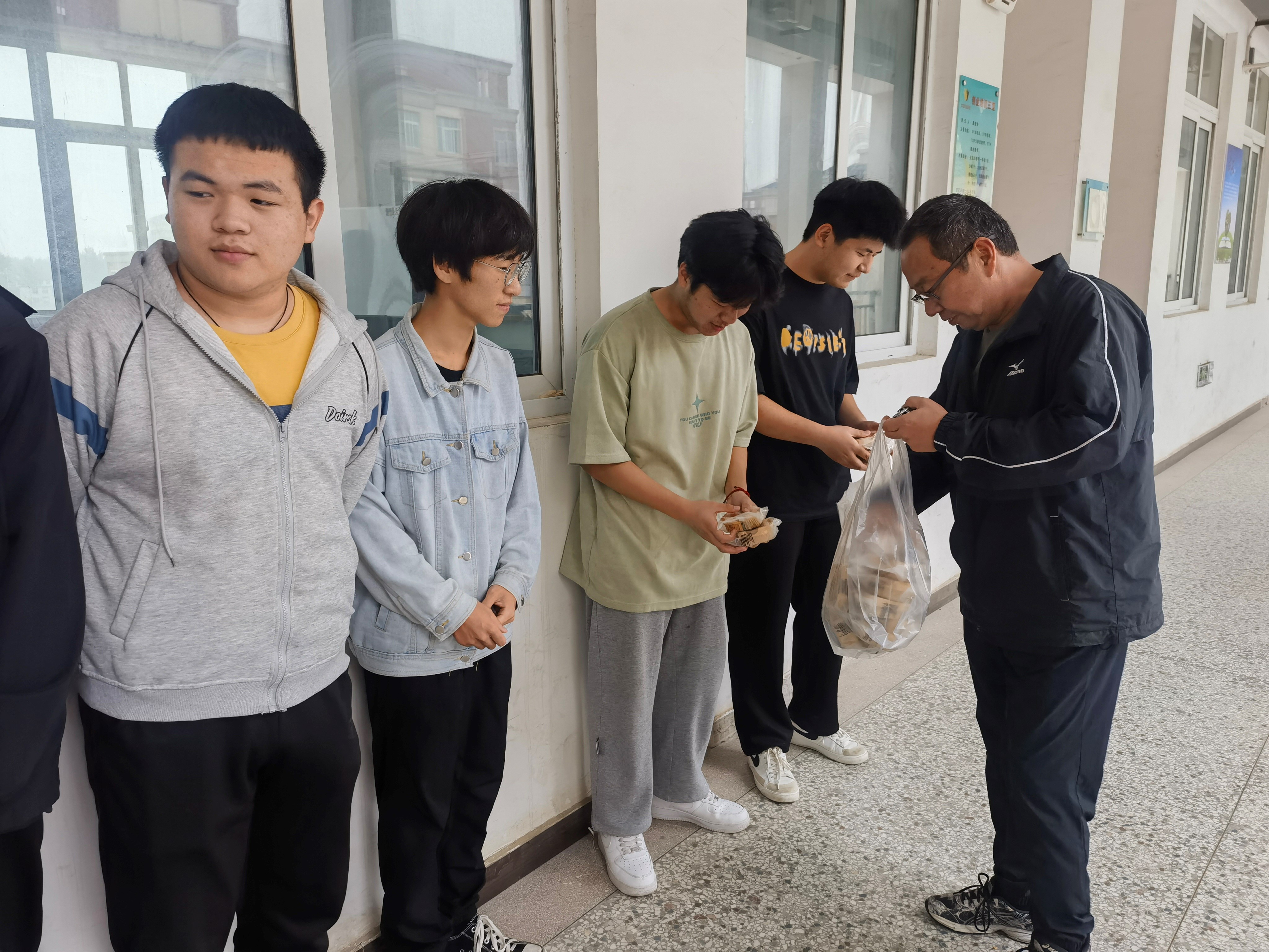 情暖中秋 爱满校园-----安徽省宿州工业学校教师看望中秋节期间留校学生(图3)