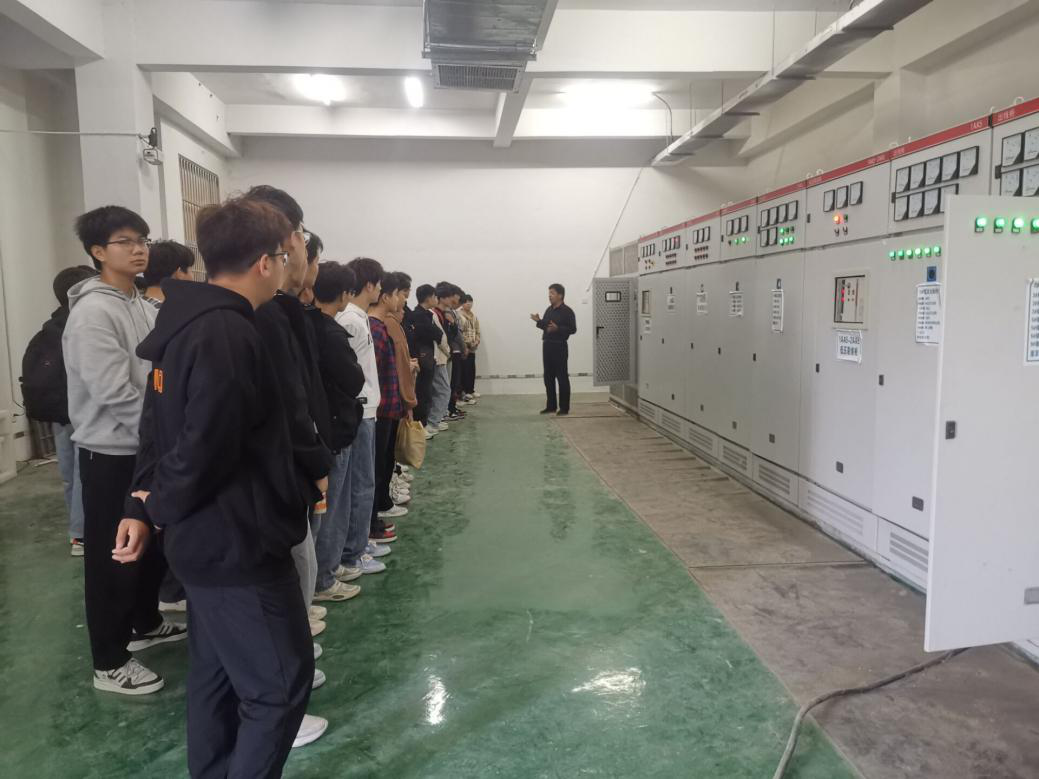 理论结合实际  增强就业信心 —— 装备制造系学生“零距离”探寻专业奥秘(图1)