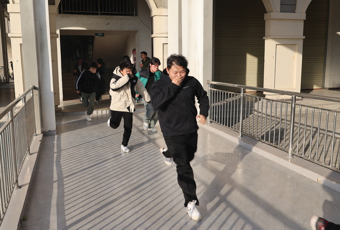 预防为主,生命至上——安徽省宿州工业学校举行消防应急安全演练(图2)