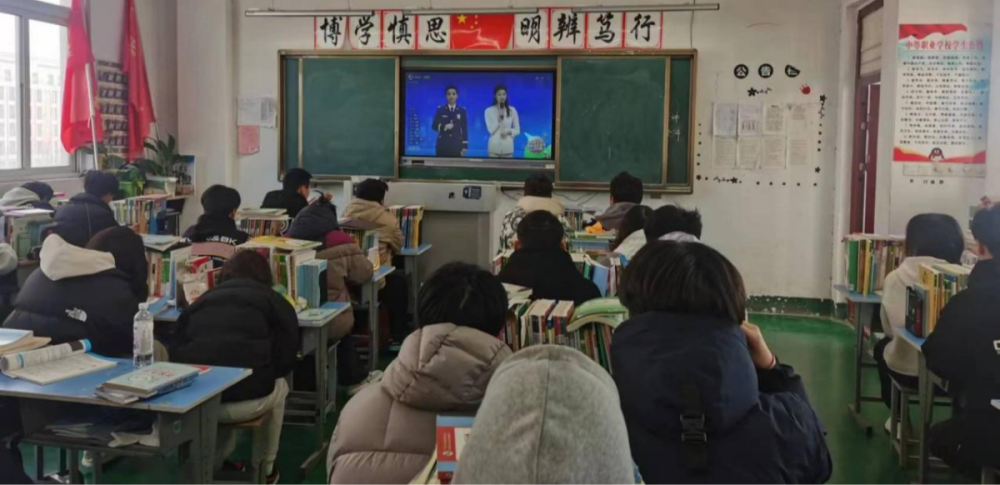重视消防避火患，珍惜生命减灾难 ——宿州工业学校组织全体师生收看2024年春季学校火灾疏散逃生演练公开课(图6)