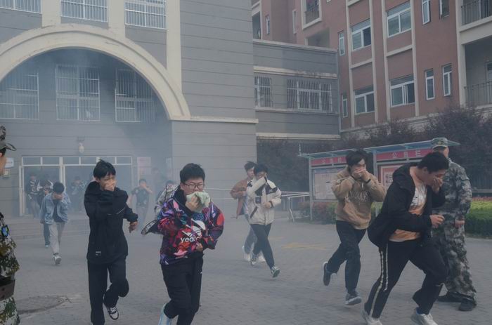 提升消防安全意识 筑牢消防安全防线 ——宿州工业学校开展2024年春季火灾逃生演练暨消防安全知识培训活动(图2)