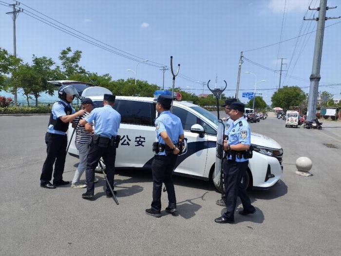 宿州工业学校与朱仙庄镇派出所联合举行反恐防暴演练(图2)