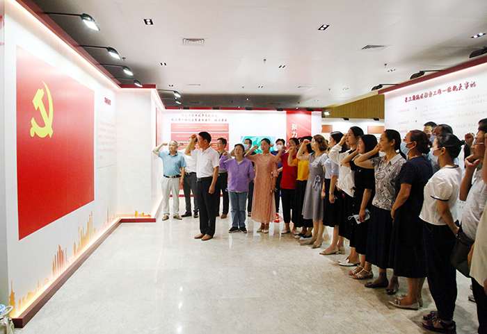 宿州工业学校组织党员干部参观长三角红色档案珍品展(图4)