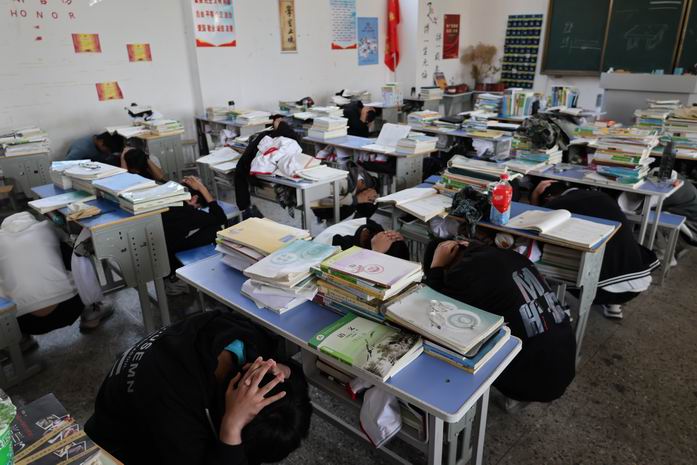 宿州工业学校举行“5.12”防震减灾演练(图1)