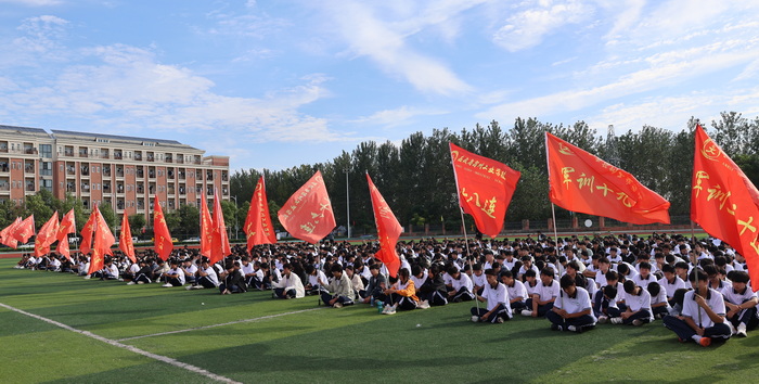 军营号角吹响 热血青春绽放——宿州工业学校召开2024级学生军训动员大会暨开学典礼(图1)