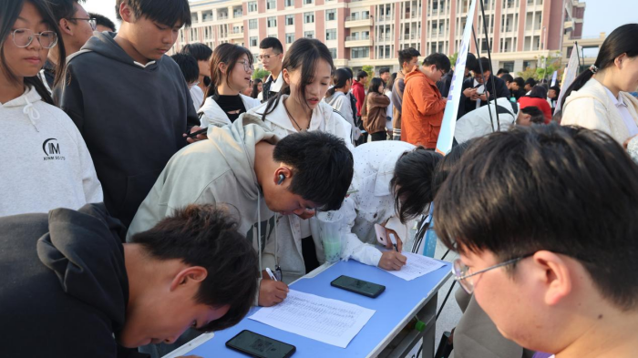 社”彩纷呈，“团”聚青春 ——宿州工业学校举行2024—2025学年社团招新活动(图4)