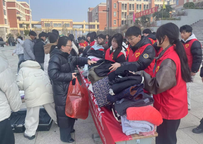 践行雷锋精神 助力乡村振兴——宿州工业学校开展旧衣回收再利用环保公益活动(图1)