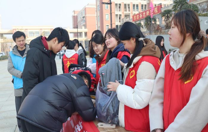 践行雷锋精神 助力乡村振兴——宿州工业学校开展旧衣回收再利用环保公益活动(图2)
