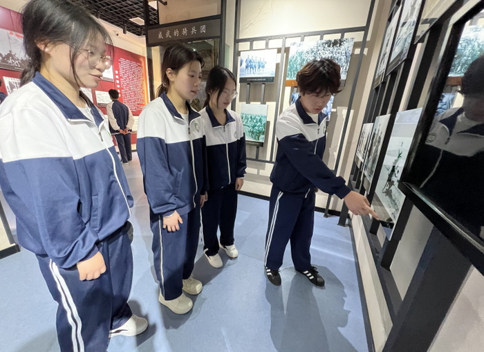 匠心承英烈 青春绽芳华 ——宿州工业学校开展清明祭扫活动(图3)