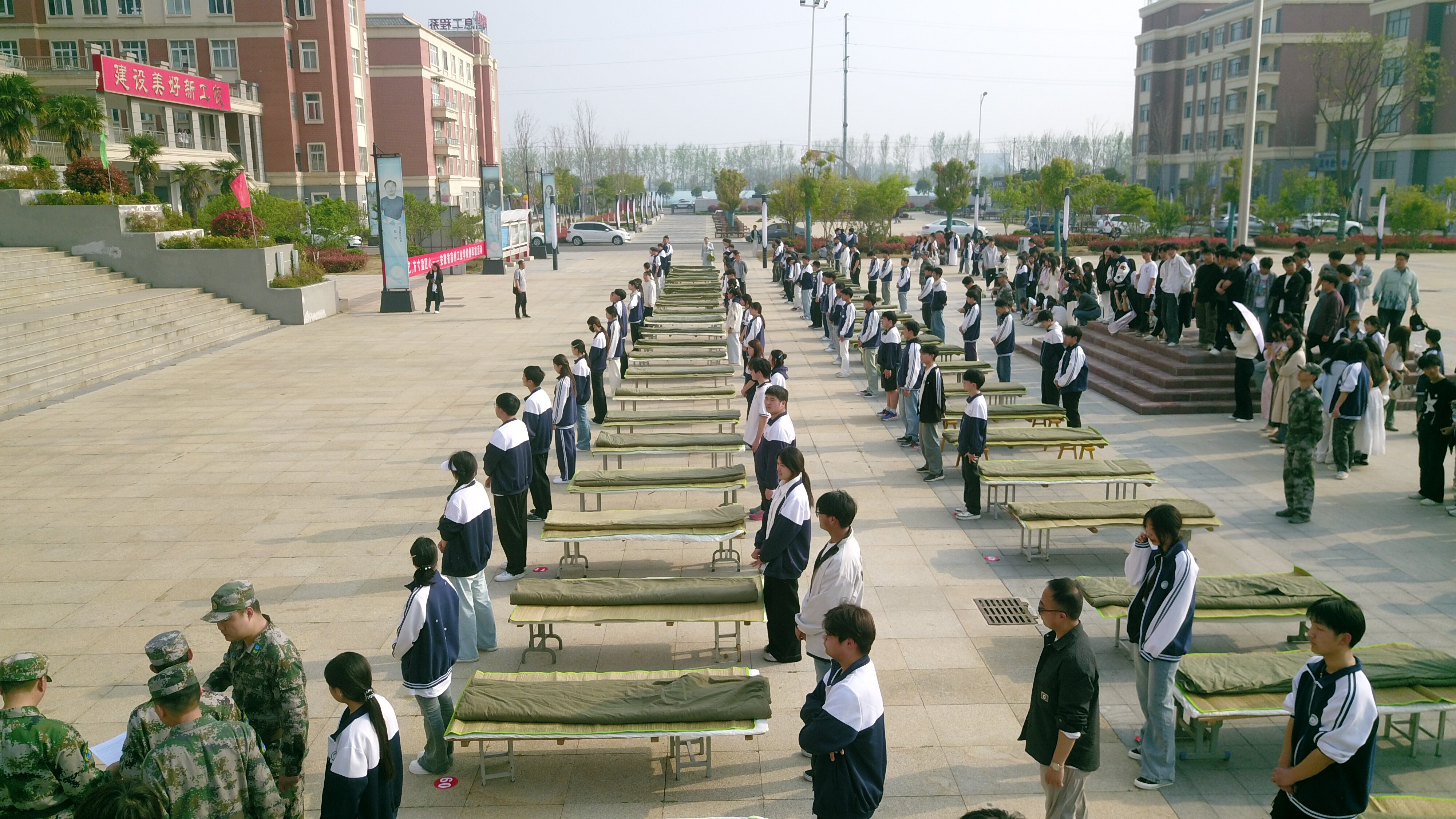 一棱一角磨砺工匠品格  一招一式传承匠心精神 ——宿州工业学校举行叠军被比赛活动(图2)