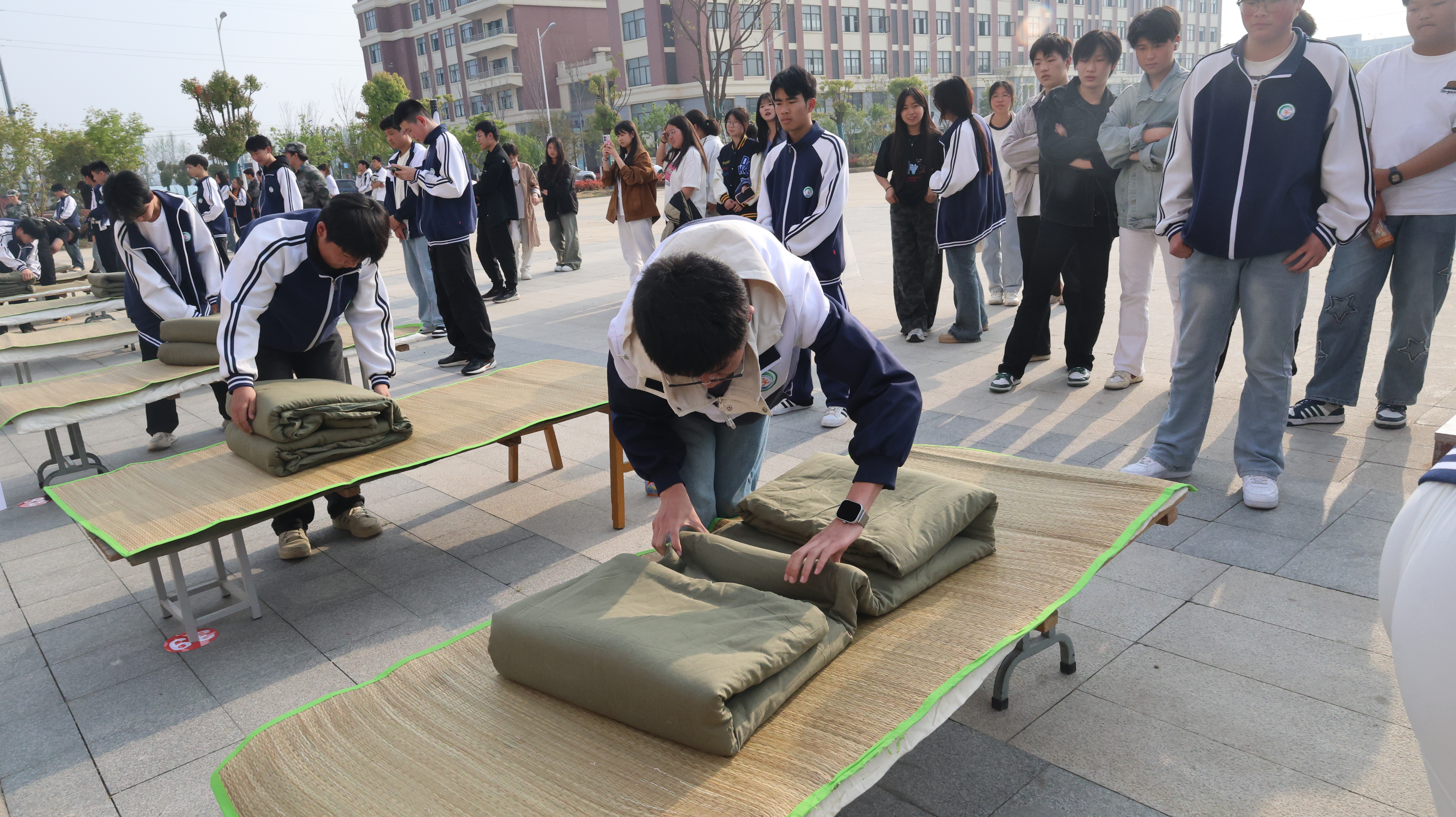 一棱一角磨砺工匠品格  一招一式传承匠心精神 ——宿州工业学校举行叠军被比赛活动(图3)