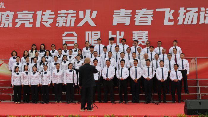 宿州工业学校举办“红歌嘹亮传薪火 青春飞扬谱新篇”合唱比赛(图5)