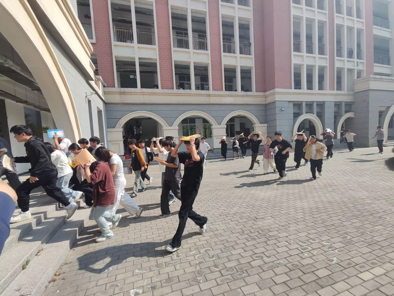 宿州工业学校举行防灾减灾地震演练，筑牢校园安全“生命线”(图1)