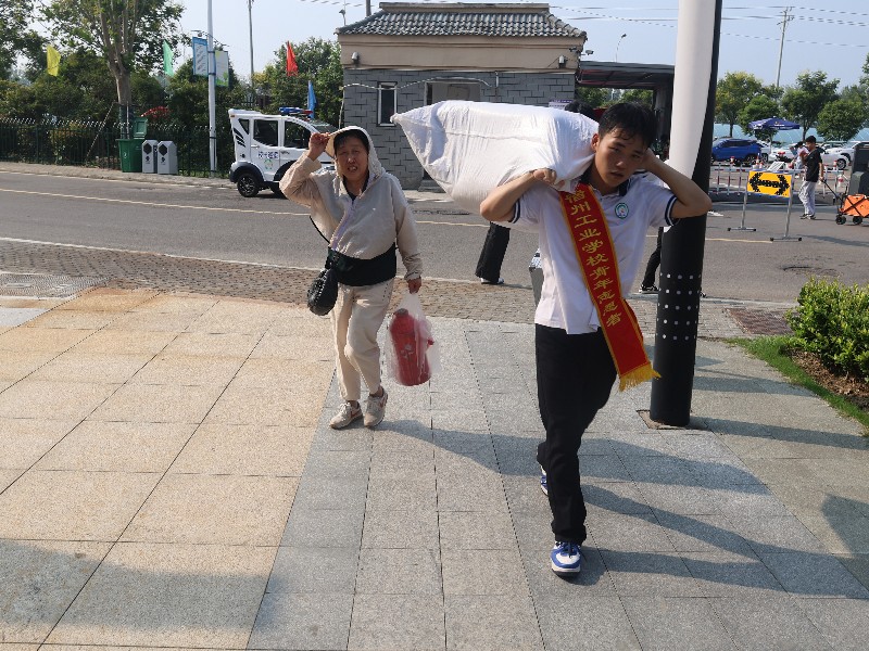 金秋送爽喜迎新颜，匠心筑梦启航新程  ——宿州工业学校2025级新生报到工作圆满完成(图4)